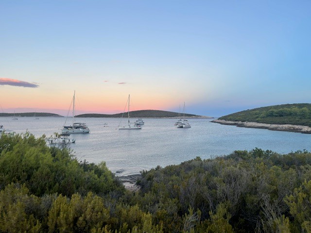 Bucht Rukavac auf der Insel Vis in der Abenddämmerung