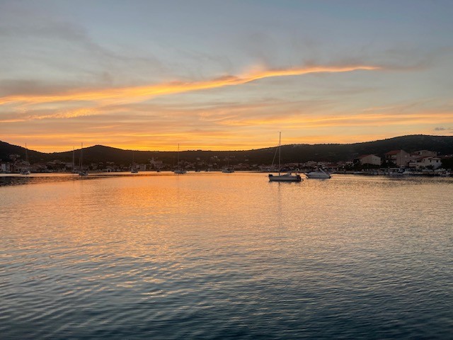 Hafen von Vini&scaron;će bei Sonnenuntergang