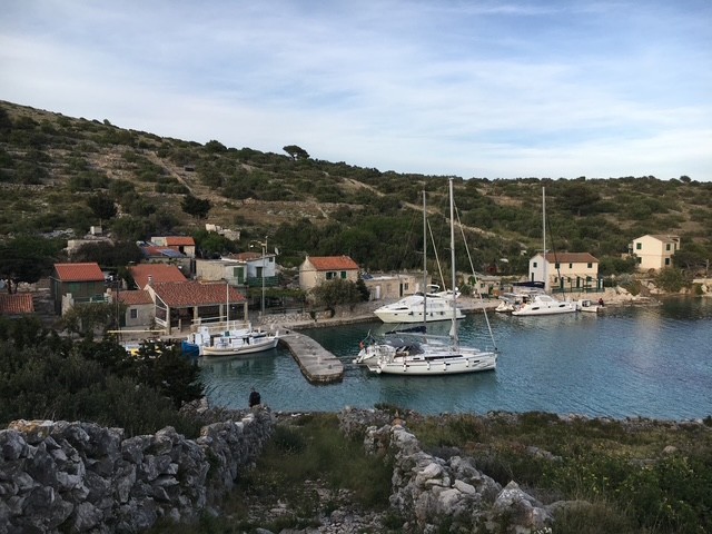 Kleiner Steinhafen auf Smokvica in den Kornaten