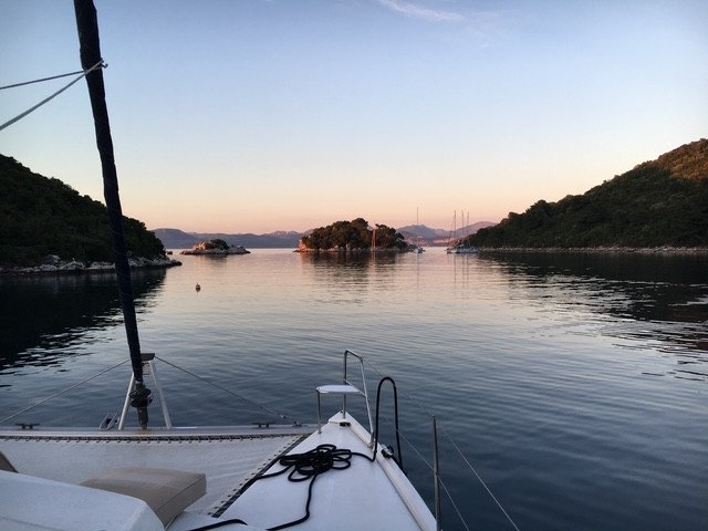 Blick vom Bug in eine Bucht bei Mljet, Kroatien