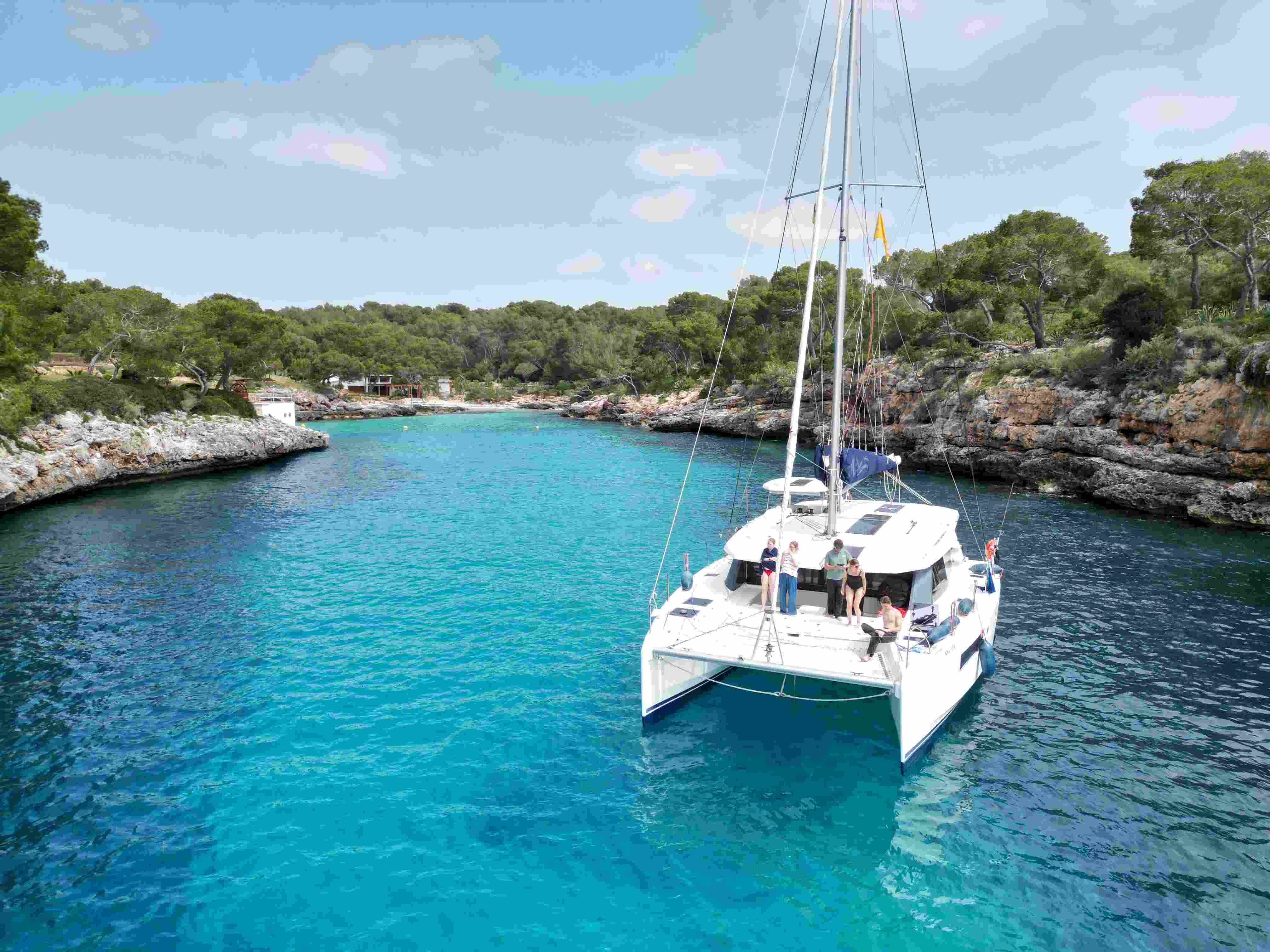 Lady Mara ankert in einer Cala vor Mallorca