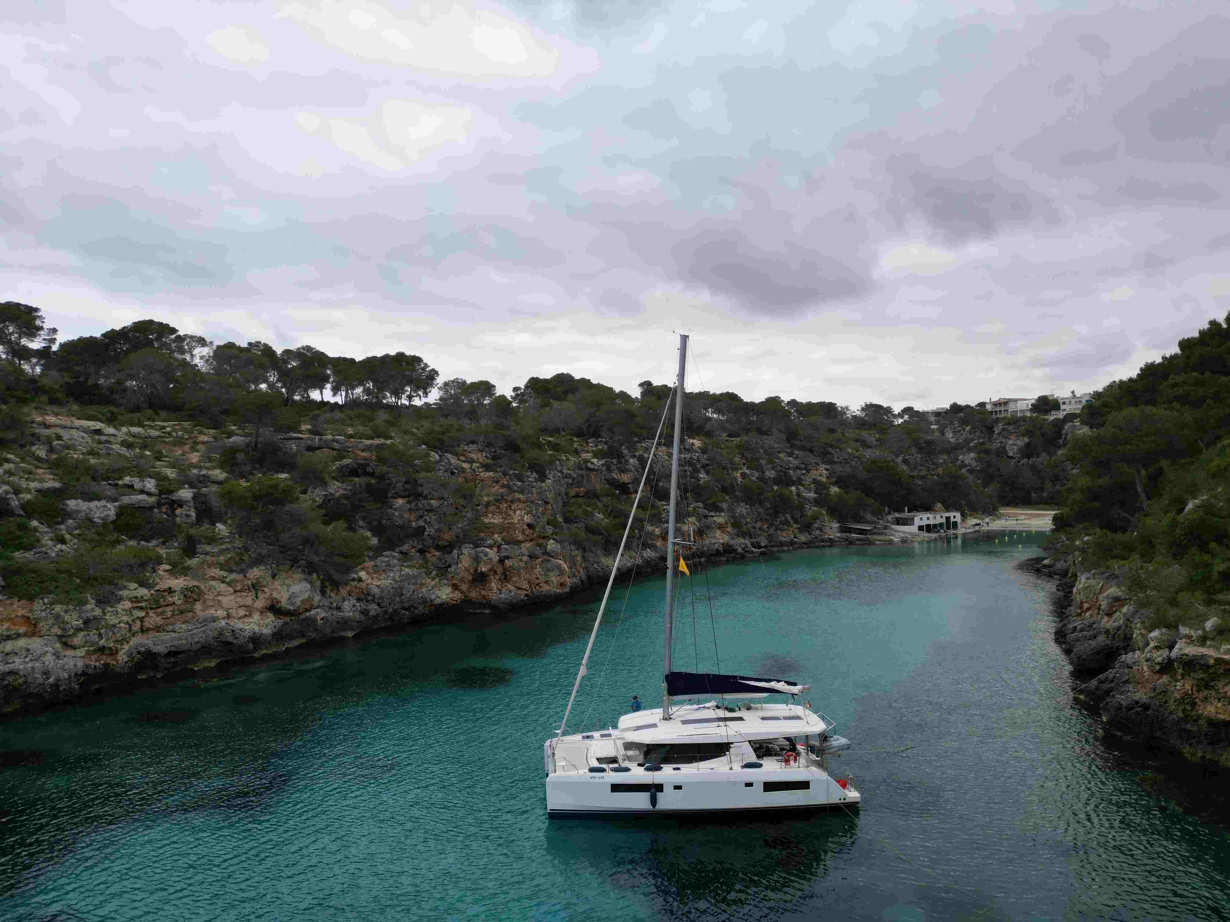 Bucht mit Katamaran vor Mallorca