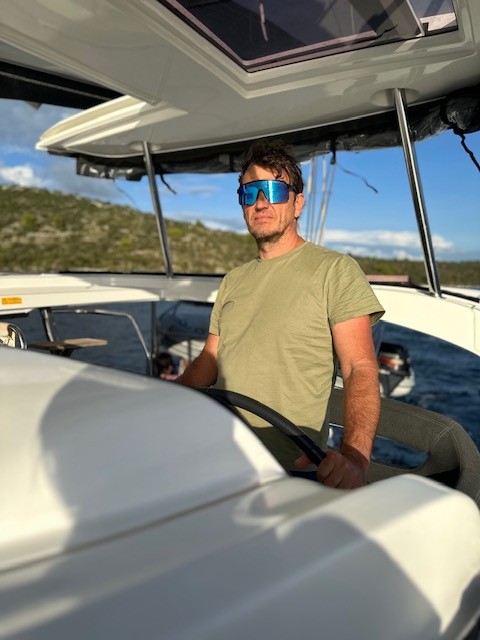 Skipper Stefan am Steuer in Kroatien